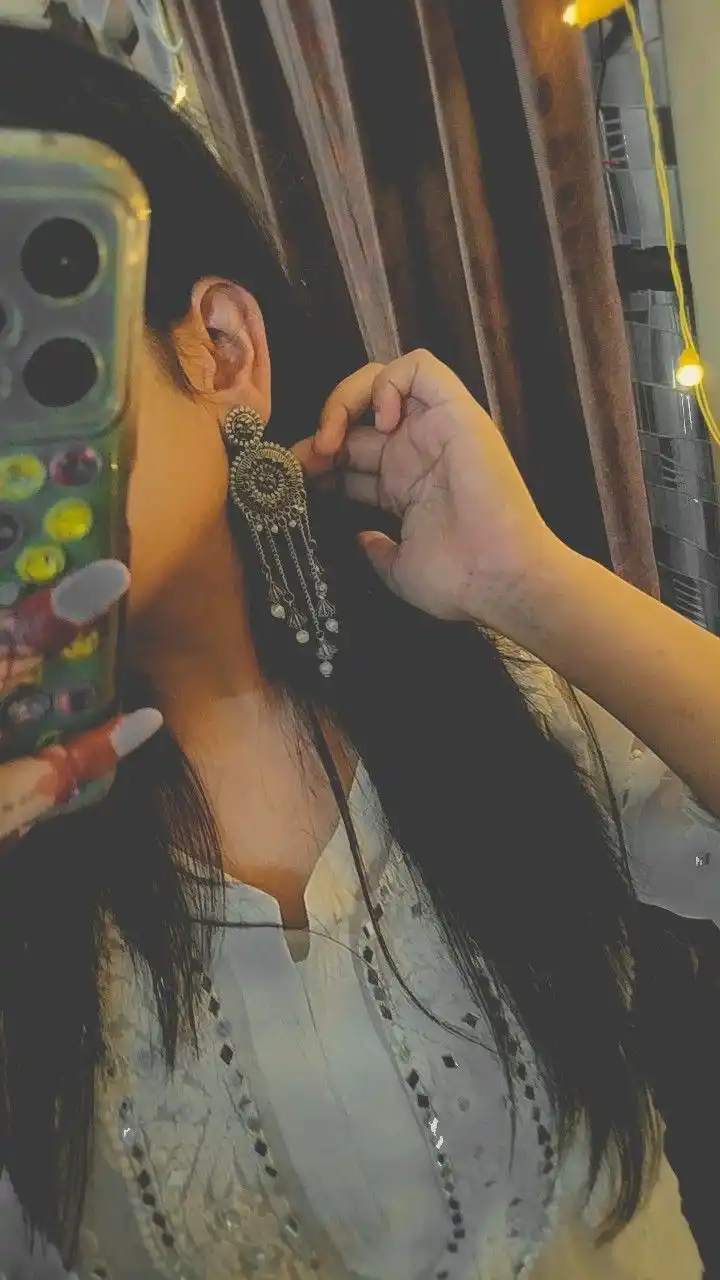 Hide Face Girl Pic for Instagram