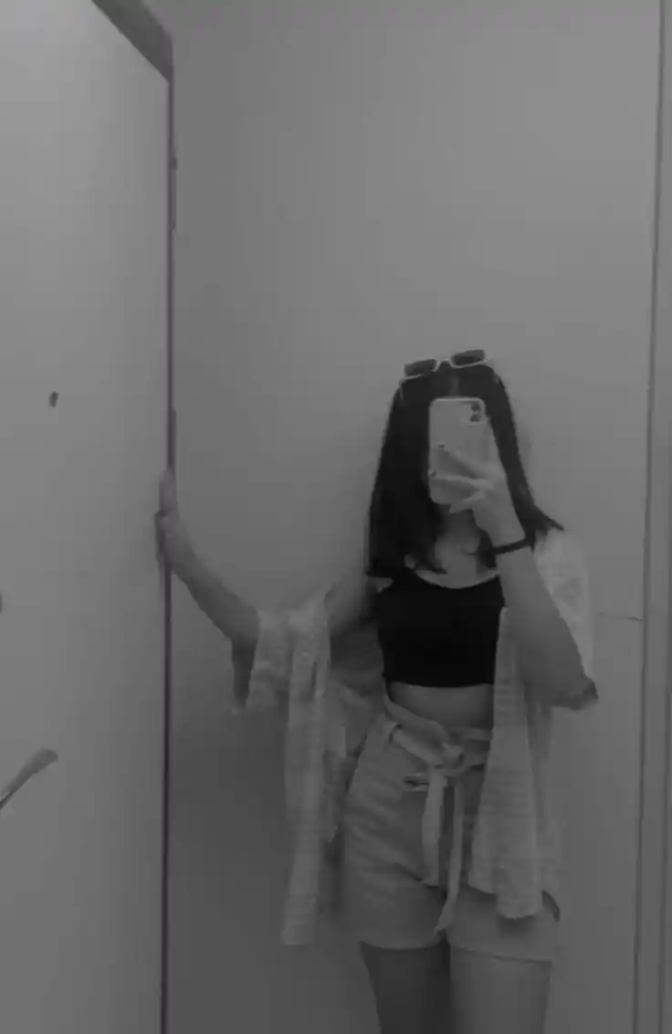 Hide Face Girl Pic for Instagram