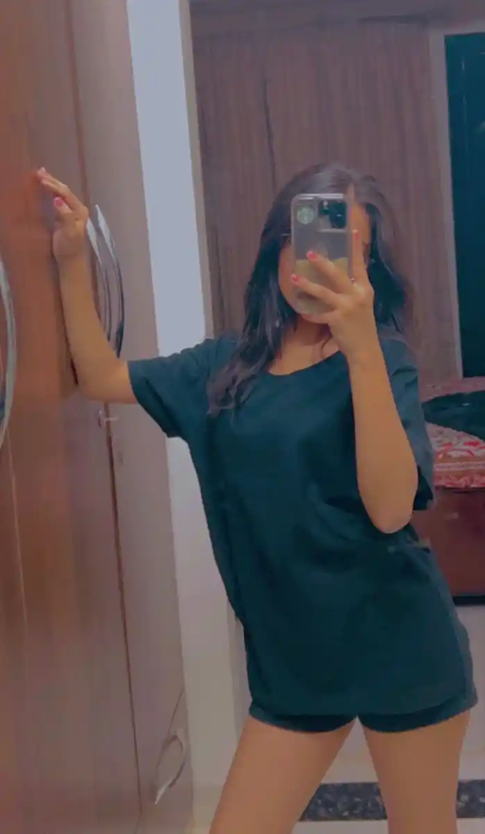 Hide Face Girl Pic for Instagram